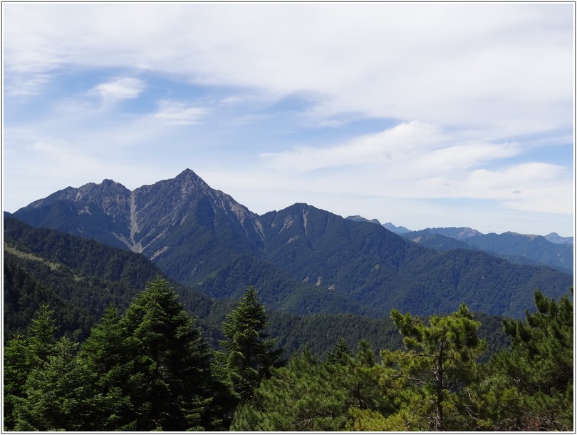 2012-07-11 09-48-37往審馬陣草原途中看中央尖山.JPG